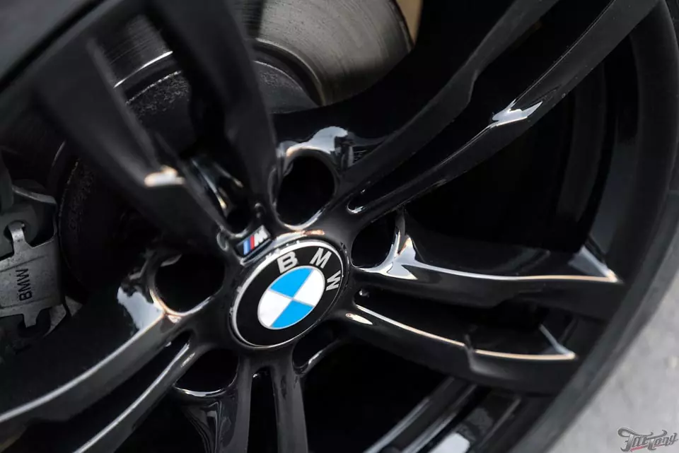 BMW 4 GC. Оклейка оконных молдингов и крыши в черный глянец. Окрас накладок зеркал и дисков в черный глянец!
